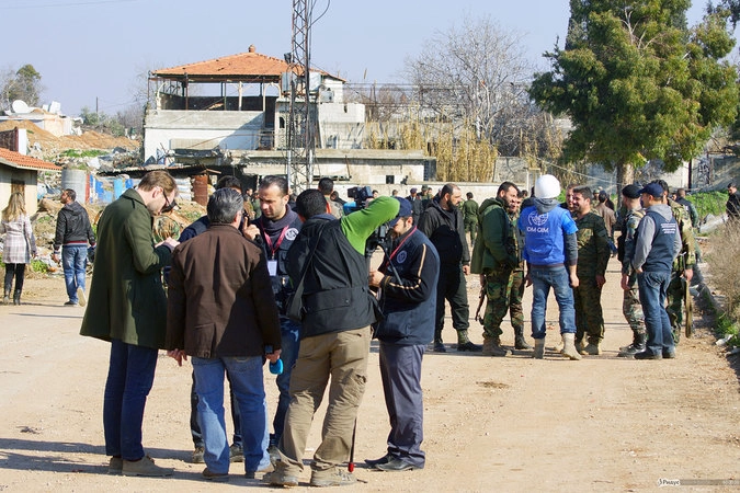 Автобусы отправились вглубь анклава. Ждем.