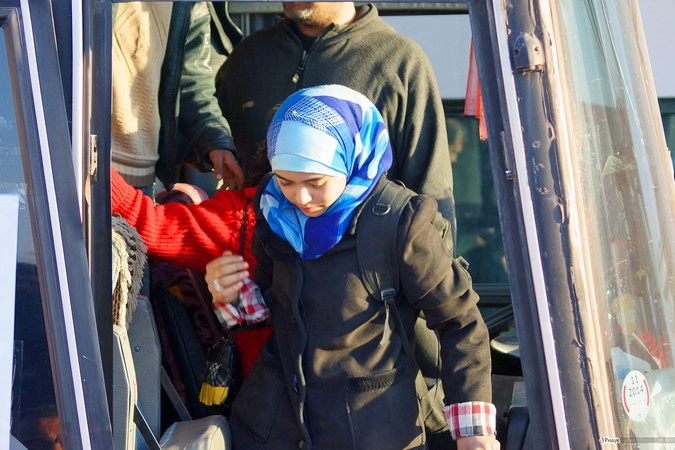 Большинство эвакуирующихся - женщины и дети.