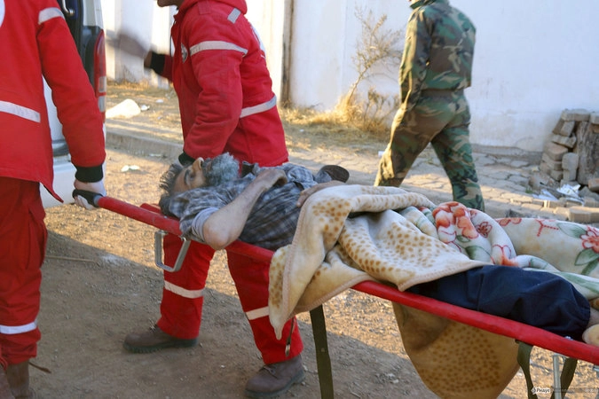 Некоторых мужчин тоже приходилось нести на носилках.