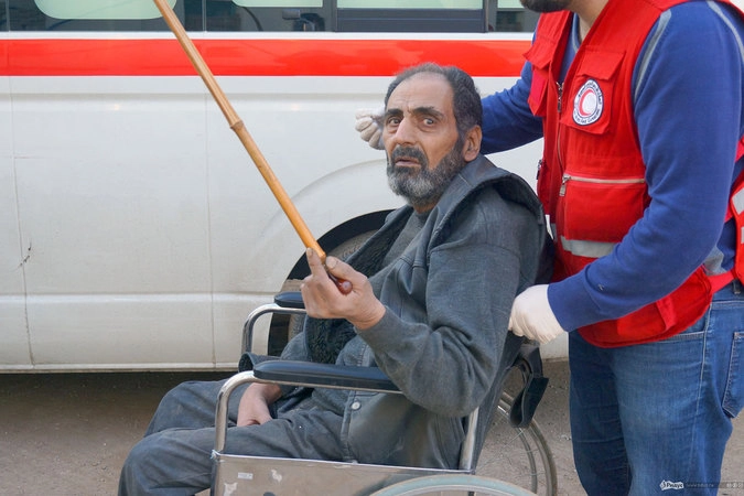 Некоторые из эвакуированных были настроены достаточно агрессивно: им  более двух лет активно внушали, что по ту сторону анклава - враги и нелюди.