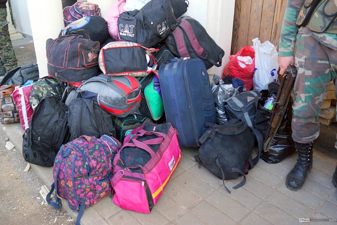 Вышедшие из бандитского анклава люди смогли взять с собой только те личные вещи, которые могли унести в руках.