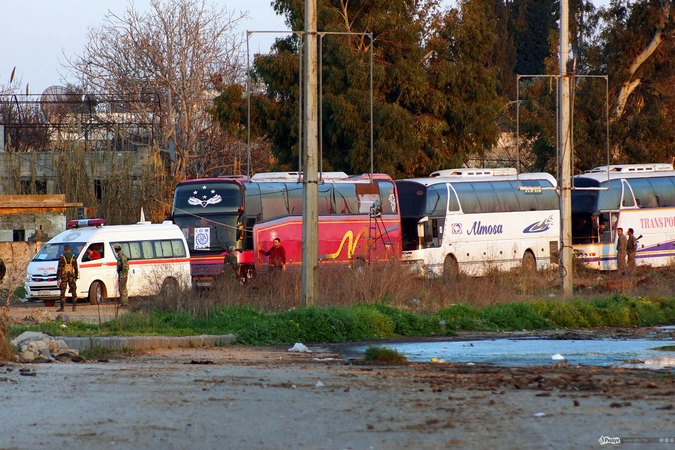 А автобусы с людьми продолжали и продолжали прибывать.