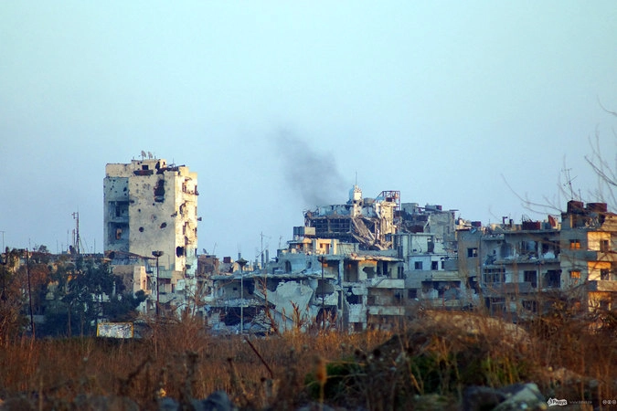 Еще один взрыв среди руин. Стреляют не наши, а боевики.