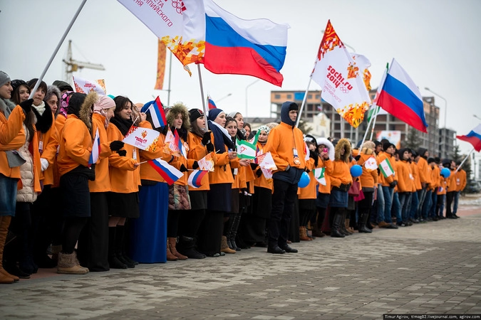 В этот день в Ингушетии объявили выходной, поэтому на улице - волонтеры и группы поддержки
