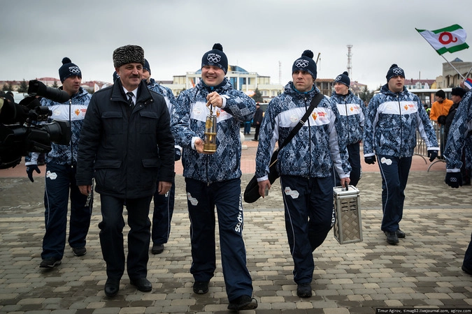 Хранители огня выходят и идут к сцене