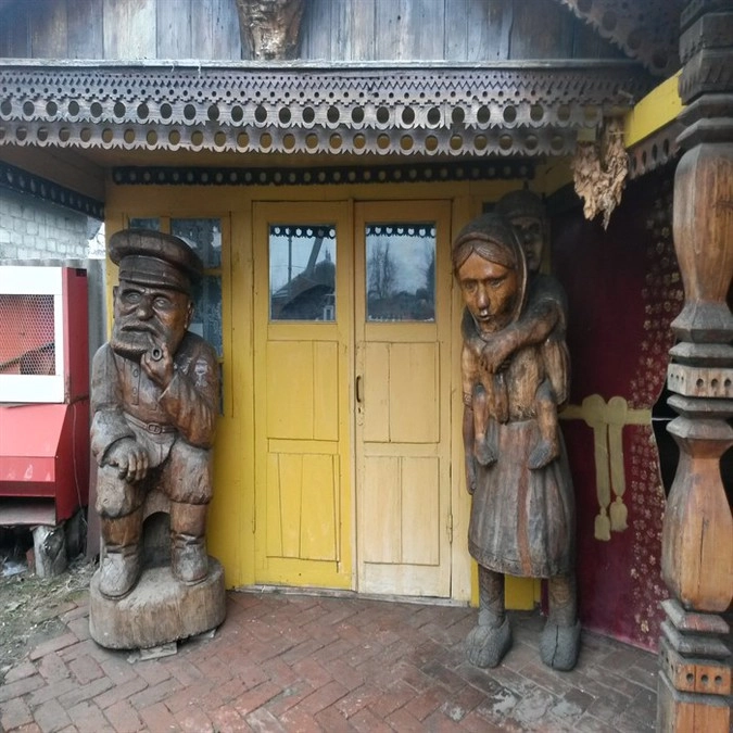 Фигуры, встречающие посетителей