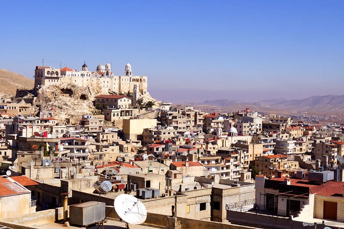 Саеднайский монастырь возвышается над поселком уже почти 15 веков.