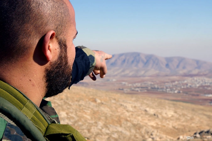 Калямун: боец показывает мне, откуда обычно на их позиции нападают боевики.