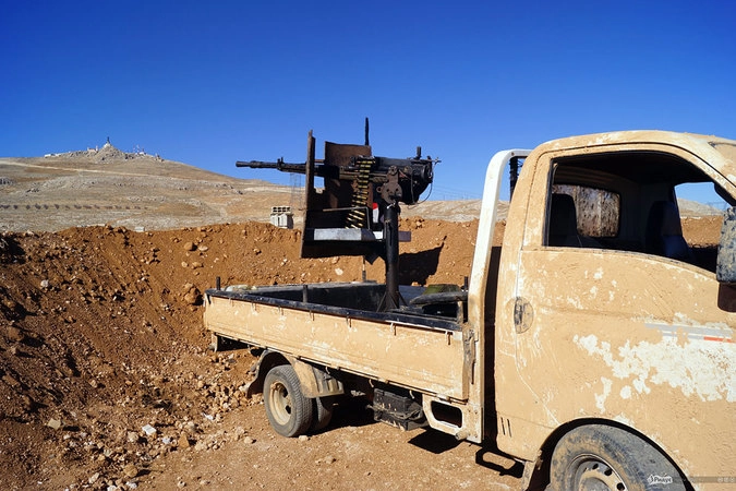 Калямун: машины белого цвета, используемые военными, обмазывают грязью для маскировки. В ночное время такая машина становится незаметной. Такую же тактику используют боевики для передвижения в темное время суток.