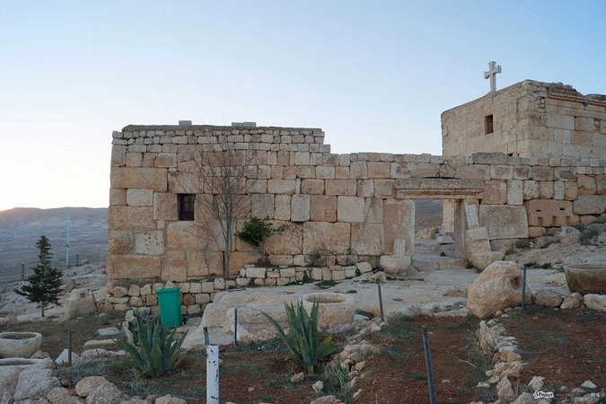 Монастырь св. Фомы: старая  церковь, построенная еще в античный период и, видимо, какое-то время являвшаяся языческим храмом.