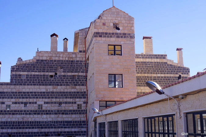 Монастырь Херувимов: тыльная сторона гостевого дома с отметинами, оставленными минометными снарядами.