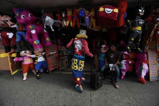 Оставляет свой чемодан с повседневной одеждой после перевоплащения