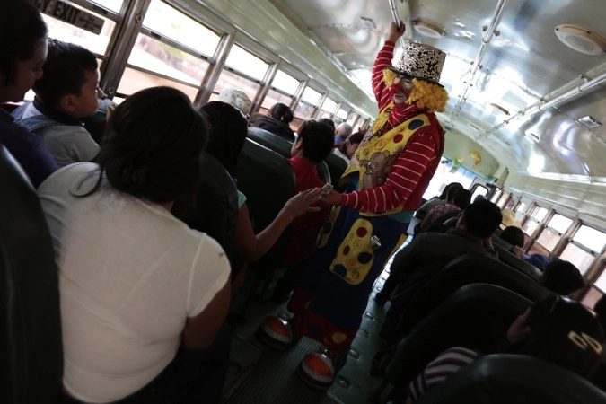 Собирает деньги после выступления в автобусе