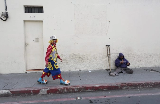 Идет к автобусной остановке