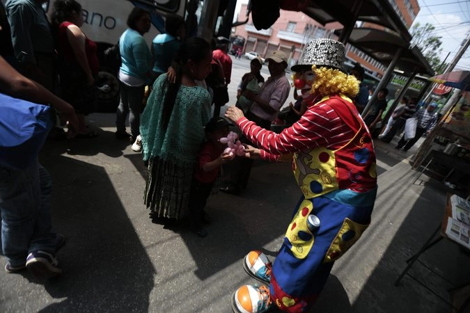 Дарит воздушный шар ребенку