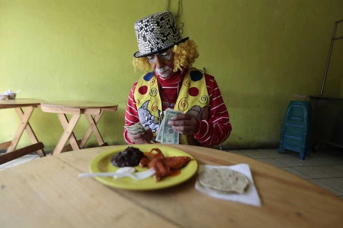 Подсчитывает деньги вырученныеза выступление