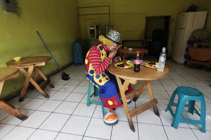 Обед после представления в общественном автобусе Гватемалы