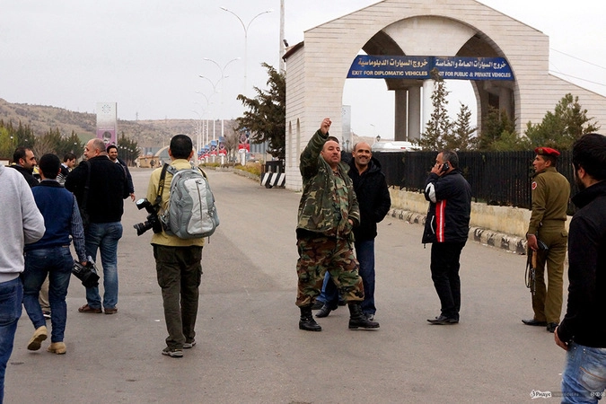 Вот, оттуда и должны появиться машины с монахинями. Выставляем камеры. Три часа дня.