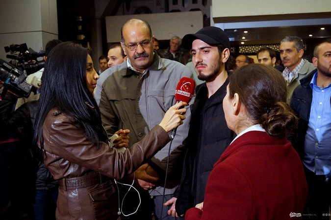 Родственники побывавших в плену монахинь.