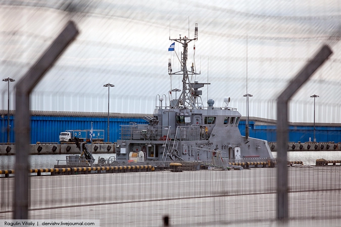 Акватория охраняется боевыми катерами. Если есть специалисты, подскажите название этого грозного оружия?