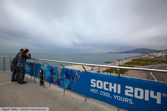 Со стороны просто влюбленная пара, а на самом деле они контролируют набережную.