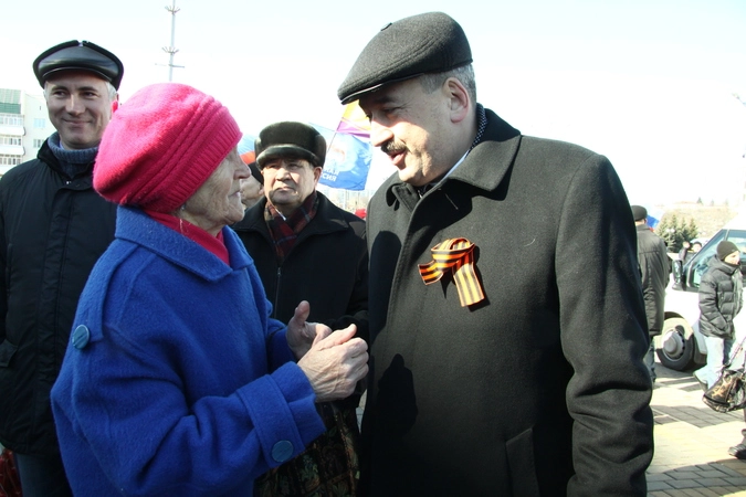 глава города Чебоксары Леонид Черкесов с горожанкой