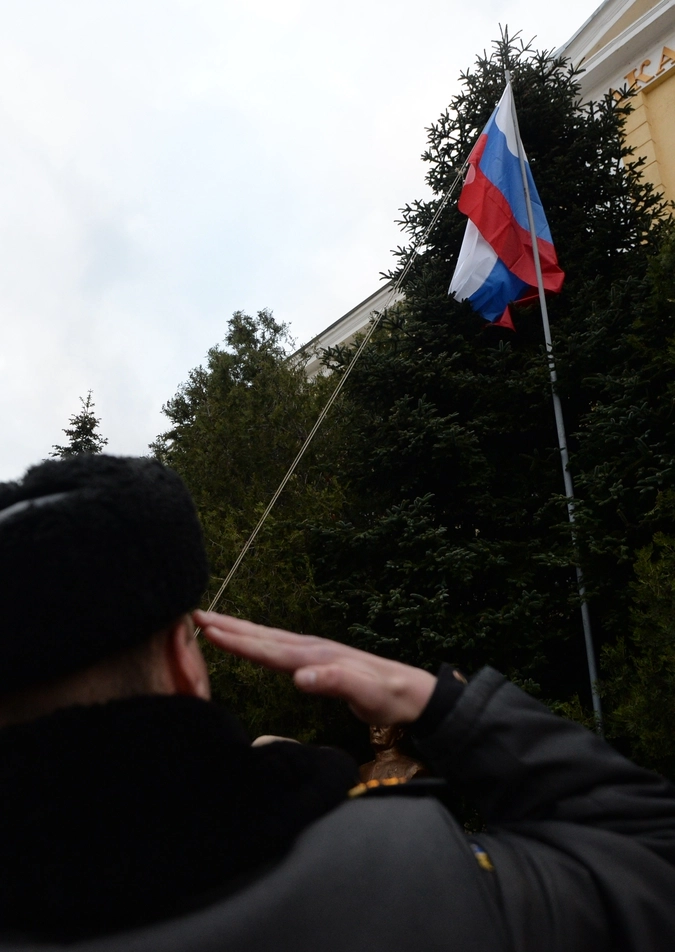Военнослужащий ВМС Украины во время церемонии поднятия российского флага на территории Академии военно-морских сил им. П.С. Нахимова в Севастополе.