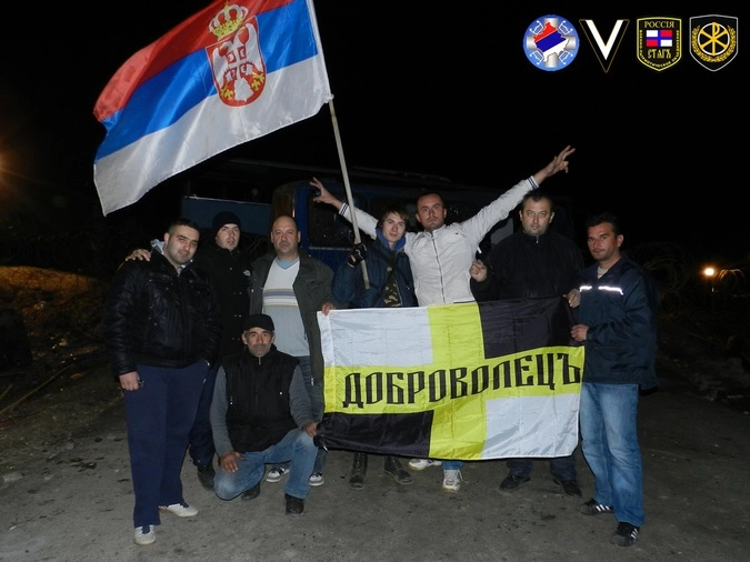 Участники движений «Косовский фронт» и «Народный собор» на баррикадах в Северном Косово после доставки груза с гуманитарной помощью. Декабрь 2011 года. 