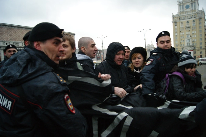 Полиция производит задержание активистов с транспорантом