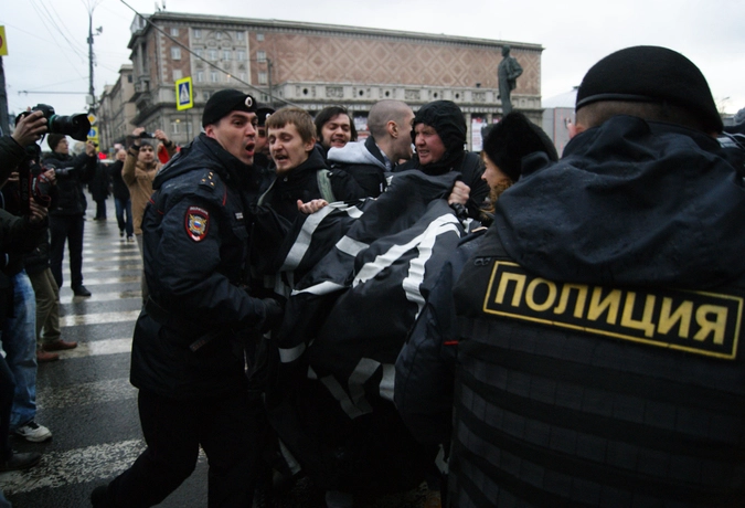 Полиция задерживает активистов