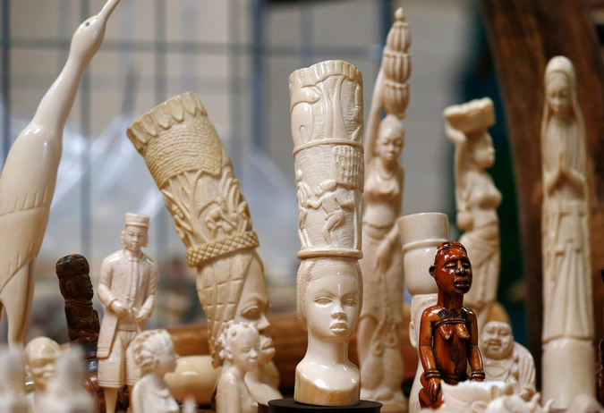 Слоновая кость история. Статуи из слоновой кости Африке. Слоновая кость изделия. Африканские статуэтки из слоновой кости. Африканские фигурки из слоновой кости.
