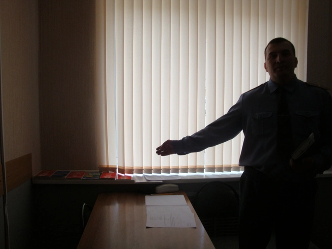 Врио зам. начальника полиции по охране общественного порядка Илиев А.Г.  показывает места приема для граждан