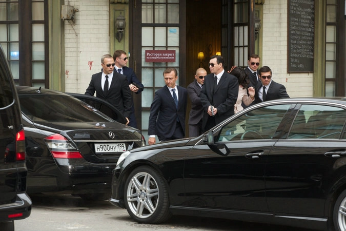 Кадр из фильма «Кухня в Париже» (Путин уже в машине)