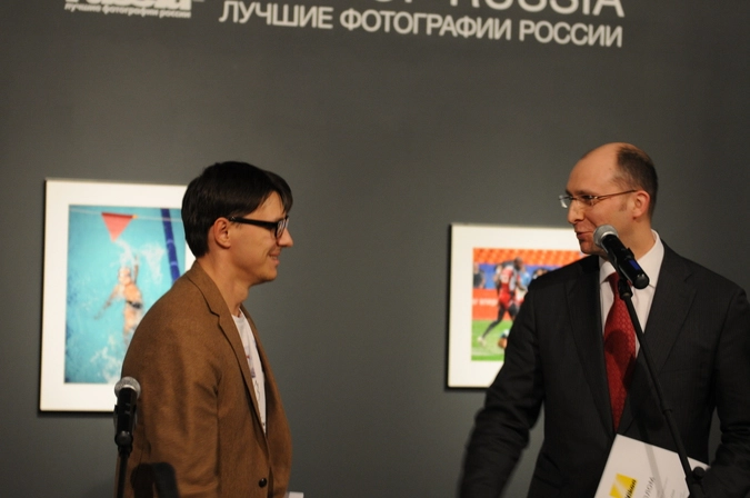 Директор по маркетингу компании Nikon Илья Ильинов награждает призера в номинации "Архитектура" Сергея Семенова (автор фотографии "Храм Василия Блаженного")