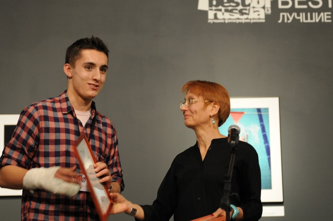 Директор Школы визуальных искусств Наталья Ударцева награждает Ивана Кузнецова (автор фото "К звездам")