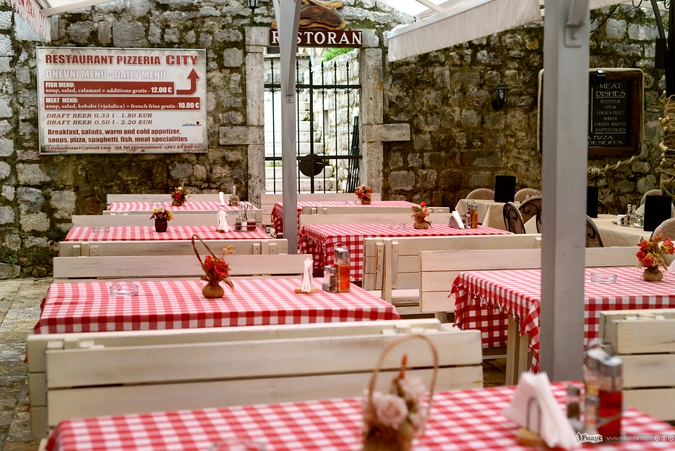 Пустое кафе в городе Цетине.