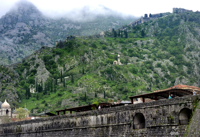 Древняя крепость, расположенная на горе у подножия Котора, и городская крепостная стена.