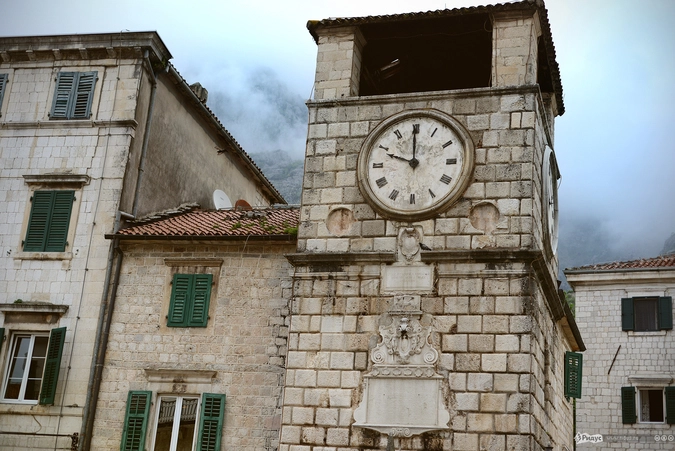 Часовая башня на площади Котора.