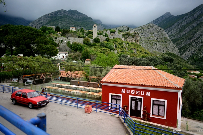 Старый город Бар, в горах.