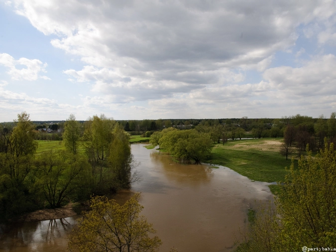 Вид с монастырского крутого берега на речушку Киржач