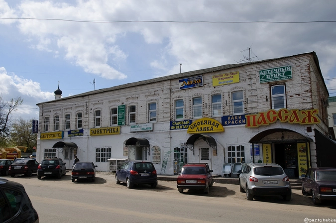 Центральная площадь, рядом с Лениным