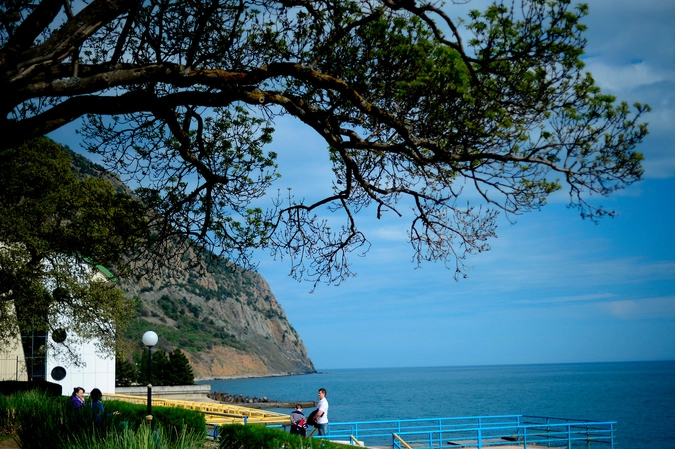 Отдыхающие на берегу около Международного детского центра "Артек" в Крыму.