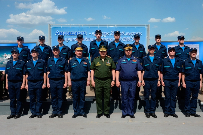 24 мая, министр обороны РФ Сергей Шойгу фотографируется с участниками международного конкурса летных экипажей военно-воздушных сил "Авиадартс-2014" на полигоне "Погоново" в Воронеже.