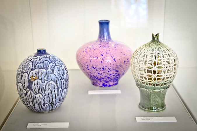 Вазы работы корейских мастеров.