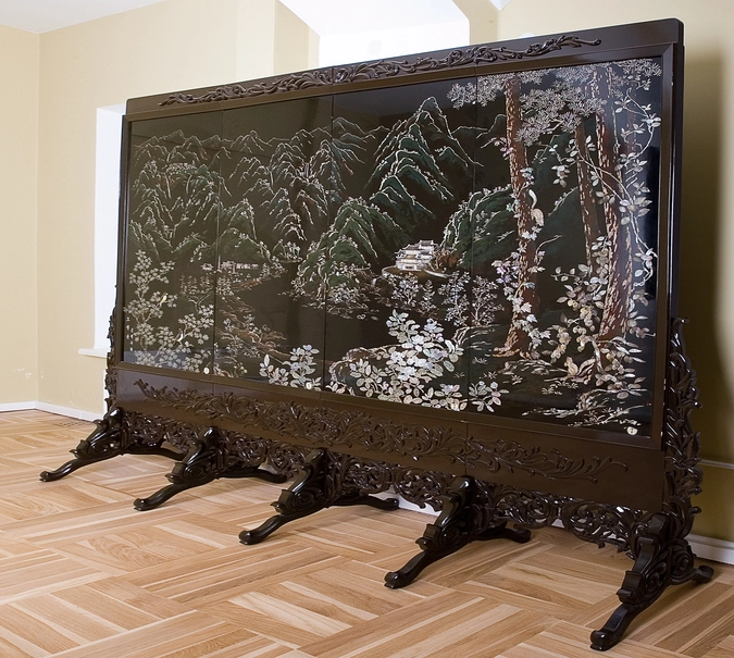 Декоративный  экран, украшенный  художественной инкрустацией перламутром. 