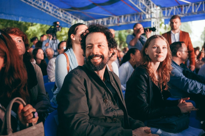 Режиссер конкурсного фильма "Белая тень" Ноаз Деше и актриса Яна Новикова ("Племя").