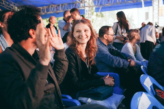 Режиссер конкурсного фильма "Белая тень" Ноаз Деше и актриса Яна Новикова ("Племя").