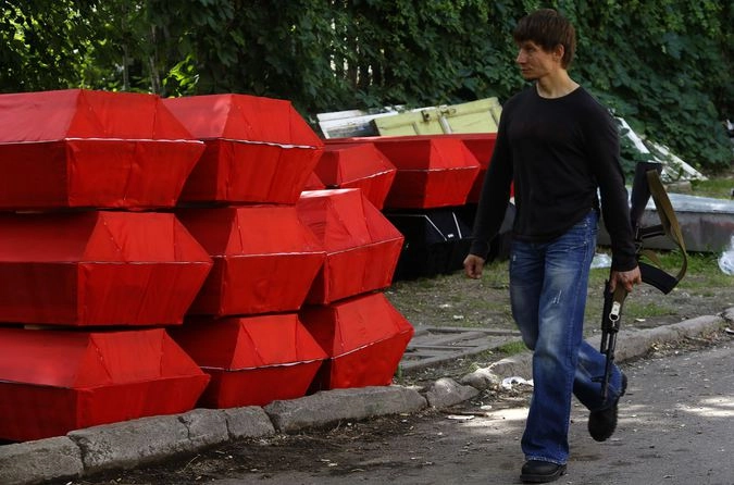 Гробы для похорон убитых во время тяжелых боев в аэропорту Донецка