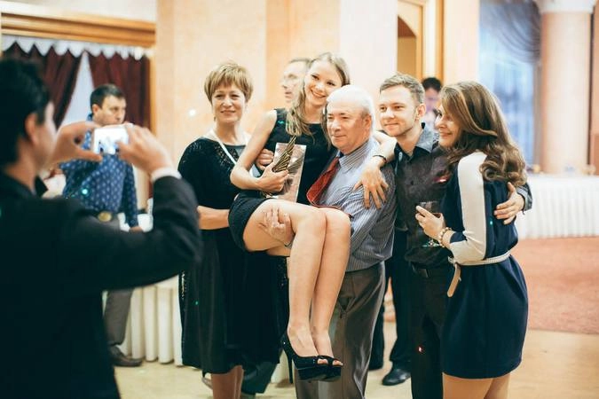 Так носят на руках победительницу фестиваля - актрису Яну Новикову, исполнившую главную роль в фильме "Племя".