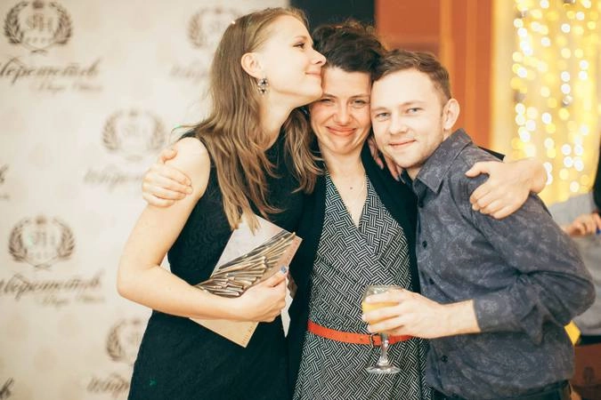 Победители: актёры фильма "Племя" Яна Новикова (слева) и Александр Сидельников вместе с членом жюри Мирой Форнай (в центре).